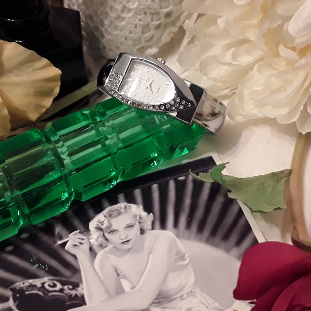 GENEVA LADIES BEAUTIFUL CRYSTAL QUARTS CUFF WATCH - Picture 1 of 13